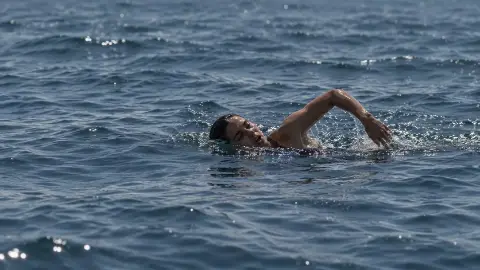 Una persona nada en mar abierto.